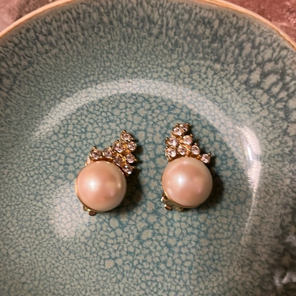 Vintage Pearl and Crystal Sparkling Elegant Clip on  Earrings - Picture 9 of 12